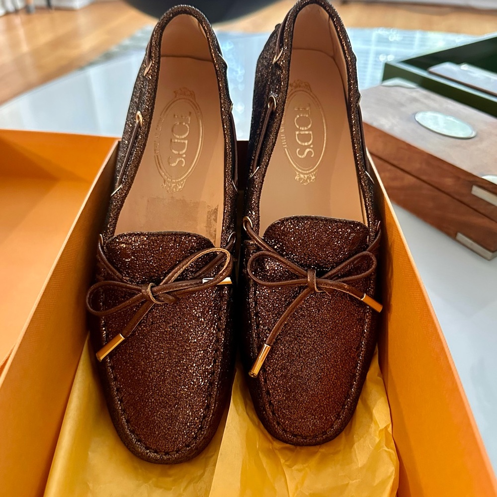 Tod's Shimmering Brown Loafers Made in Italy Genuine Leather gold hardware